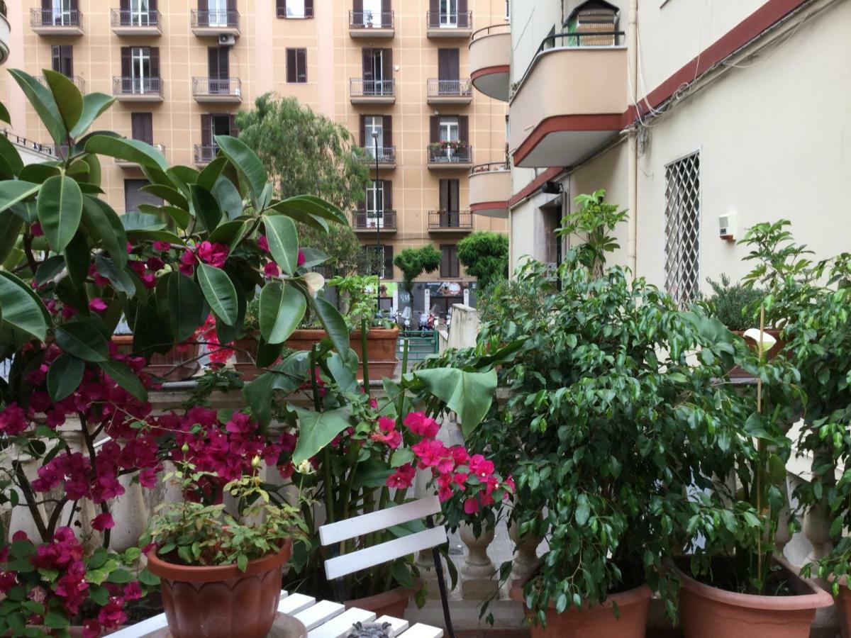 B&B Michelangelo Наполи Екстериор снимка